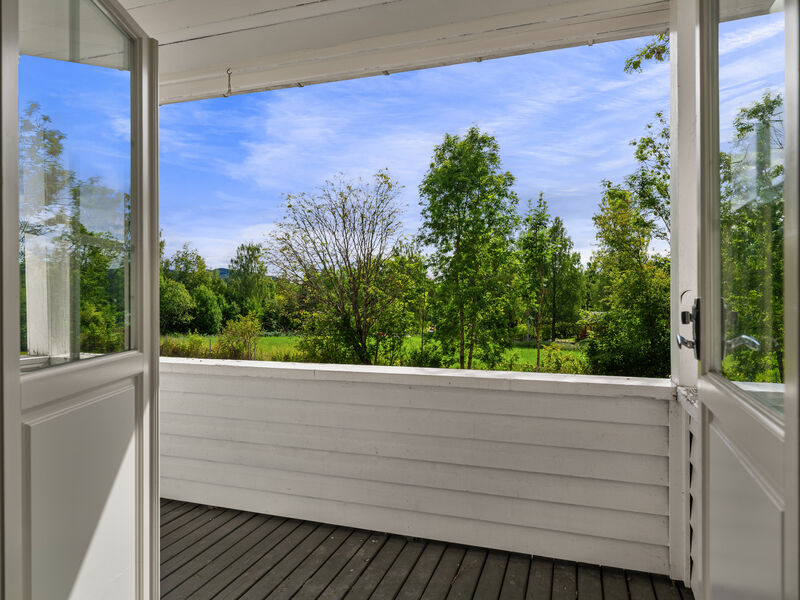 Gulv av beiset/impregnert terrassebord, og trapp av malt/beiset impregnert trevirke.