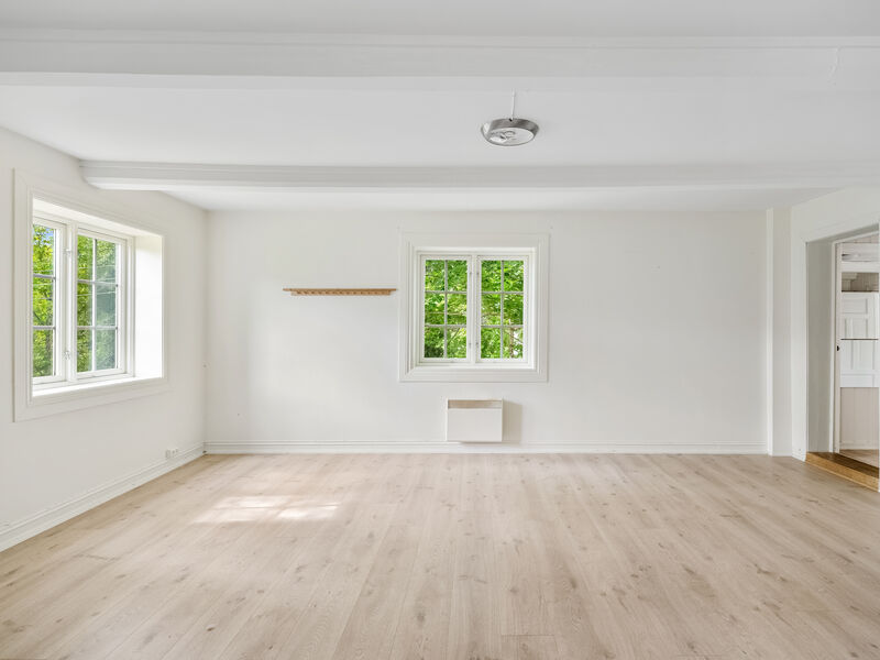 Stort soverom med plass til ønsket møblement.