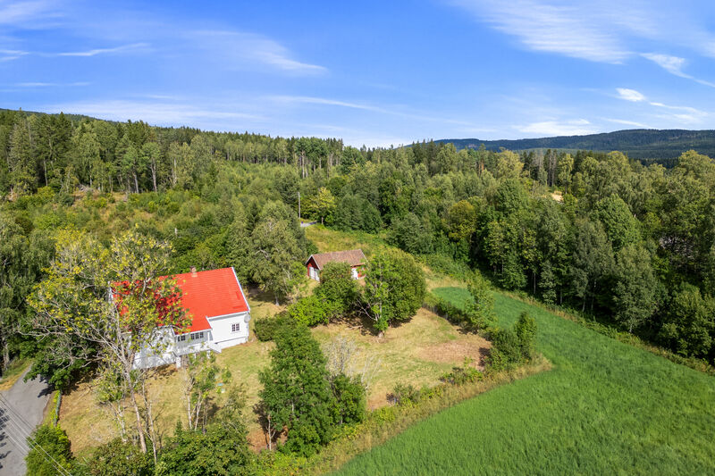 Eiendommen består av en frittstående enebolig og en garasje, beliggende på en romslig tomt på ca. 2,3 mål.