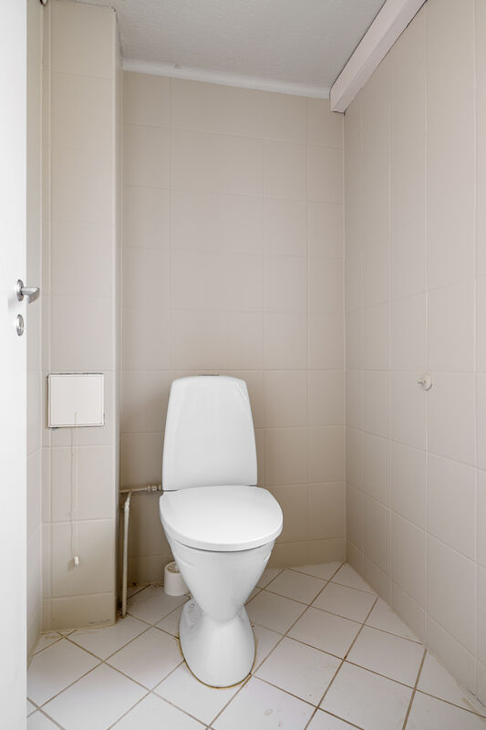 Boligen har separat toalettrom innredet med gulvstående WC.