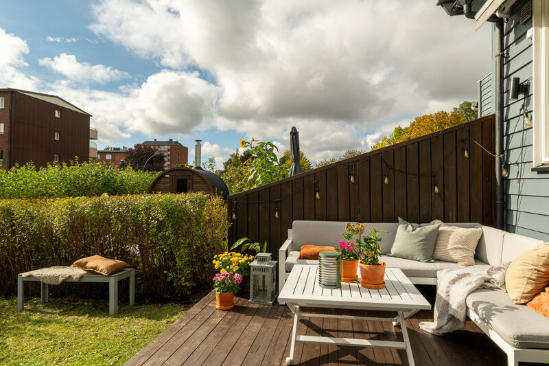 Terrassen har terrassebord på gulv, levegger i begge ender og god plass til sittegruppe etter eget ønske.