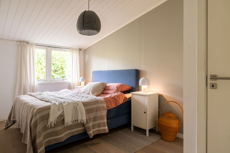 Lyst og hyggelig hovedsoverom med god standard. På soverommet er det naturlig plass til stor dobbeltseng med tilhørende nattbord.