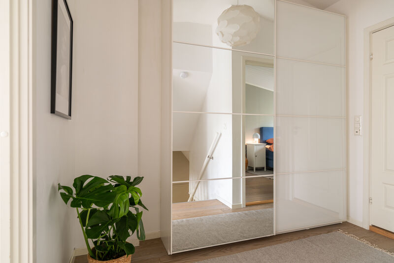 Gang/trapperom i 2. etasje med god oppbevaringsplass i stor skyvedørsgarderobe.