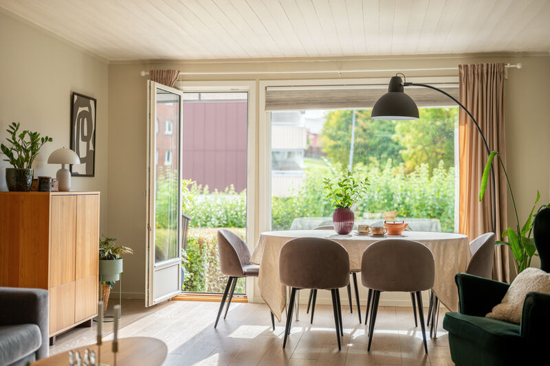 De store vindusflatene mot syd sørger for rikelig med naturlig lys.