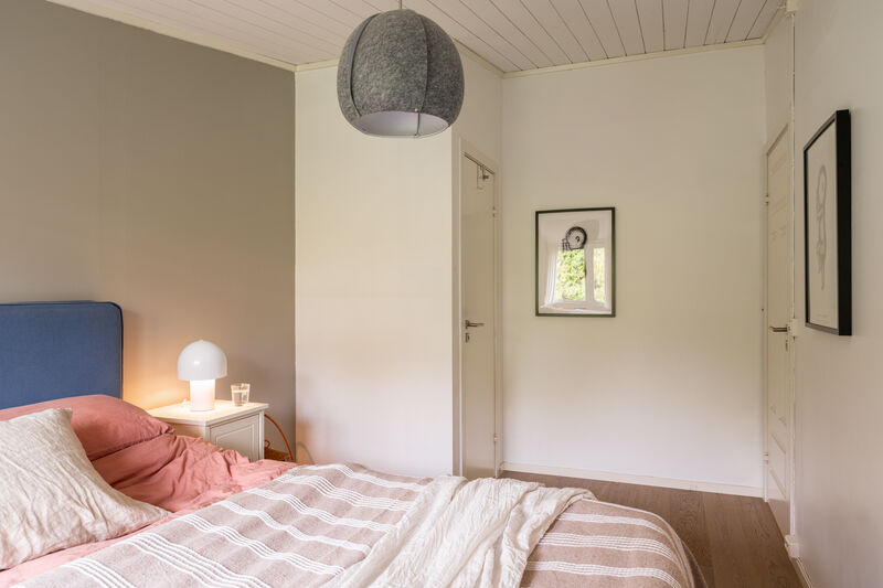 Fra soverommet er det også adkomst til en praktisk bod med lagringsmuligheter.