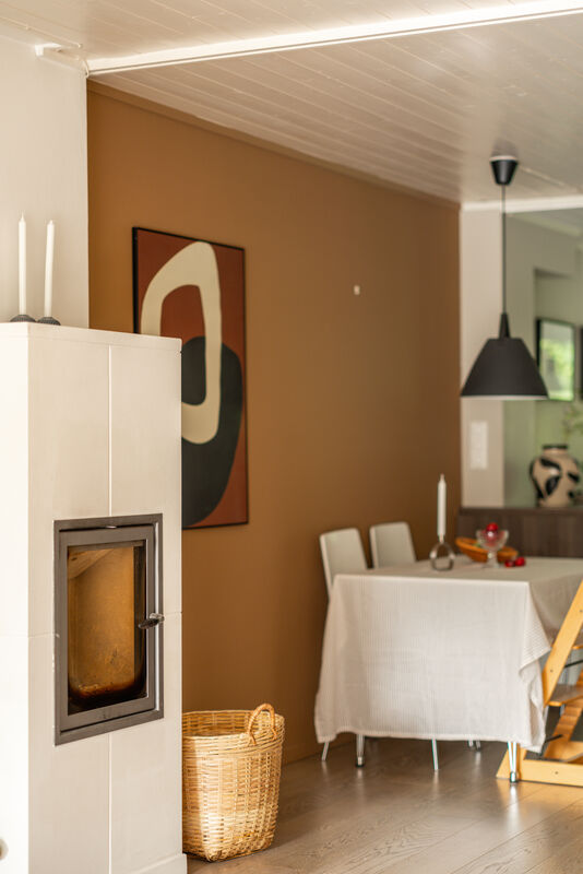 Som et fint midtpunkt i stuen er det en lekker peis som både gir god varme og bidrar til ekstra hygge.
