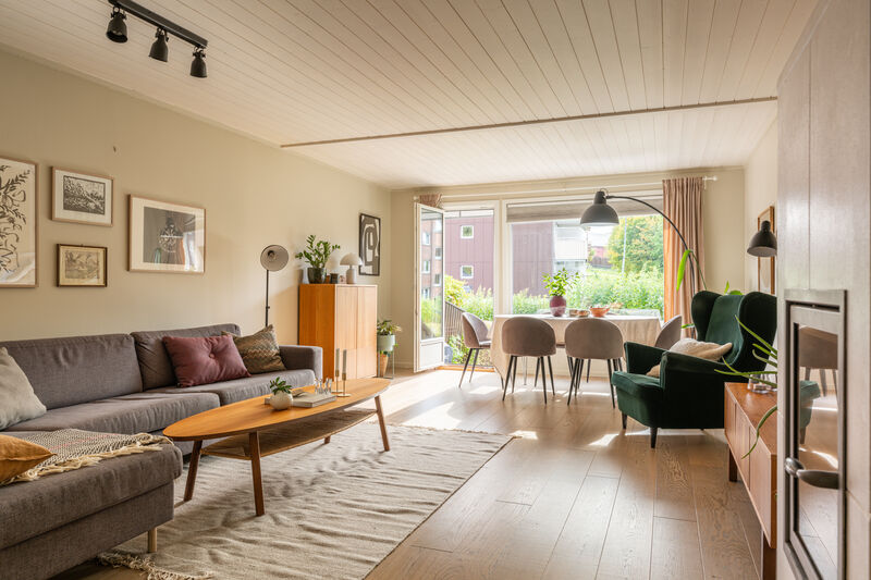 Stuen er det naturlige oppholdsrommet i boligen, og er et stort, lyst og fint rom.