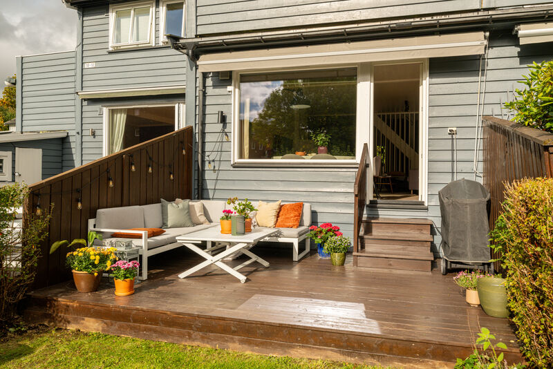 Fra stuen er det utgang til en solrik sydvendt terrasse på ca. 13m². Det er montert markise, utebelysning og utvendig stikkontakt.