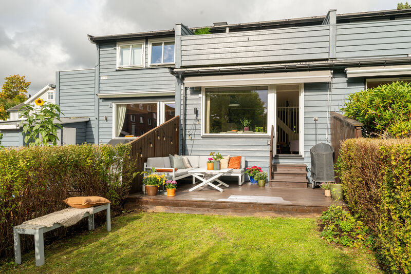 Rekkehus med hage i superhyggelig nabolag | Sørvendt balkong og terrasse | 3 soverom og 2 bad