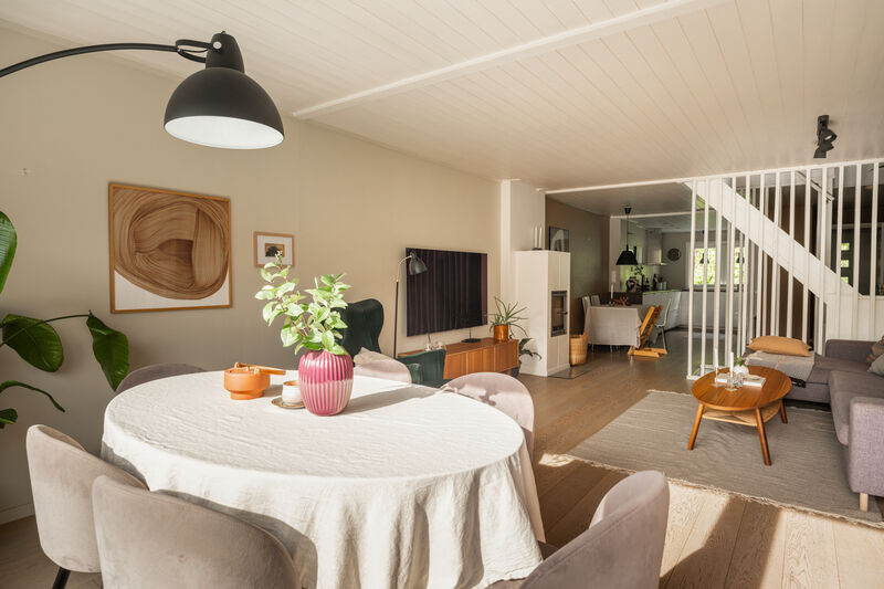 Stuen er romslig med plass til sofagruppe med salongbord, mediemøblement med tv og et spisebord.