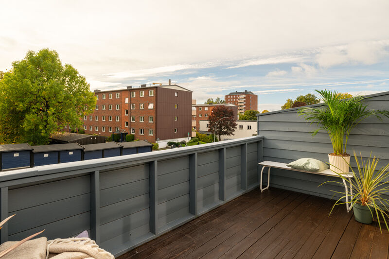 Fra soverommet er det utgang til solrik sydvendt balkong på 10m².