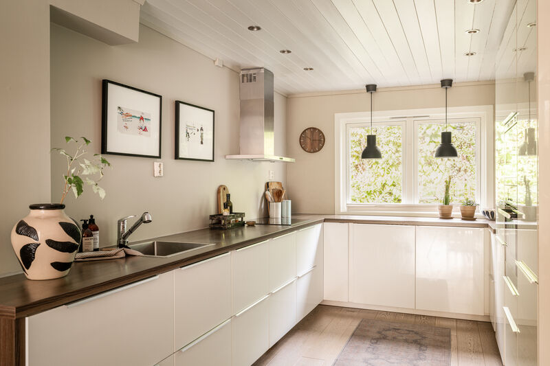 Lyst og moderne kjøkken fra 2013 med god skap- og benkeplass. Over kjøkkenbenken er det et vindu som slipper inn naturlig lys. I tillegg er det god belysning med downlights i himlingen.