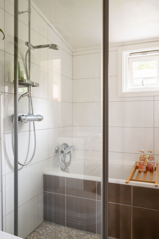 Baderommet har tidløse fliser på gulv og vegger, deilig gulvvarme, downlights i himlingen og mekanisk avtrekksvifte.